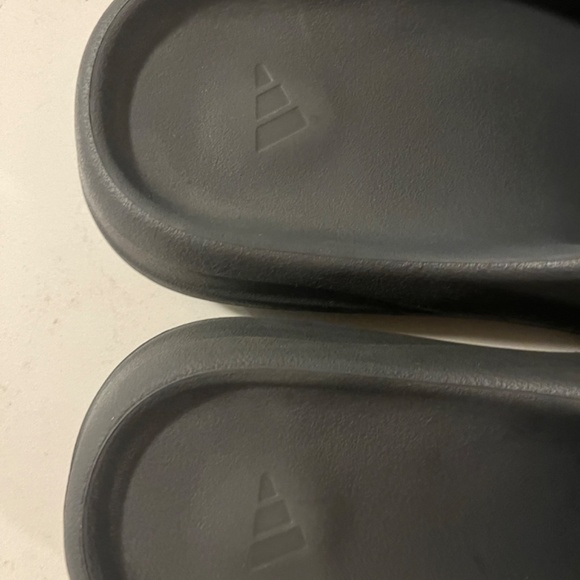 Men’s Yeezy Slides size 9 - Picture 3 of 7